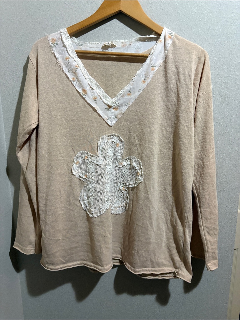Pol Soft Beige V-Neck Lace Appliqué Women's Top (size small)